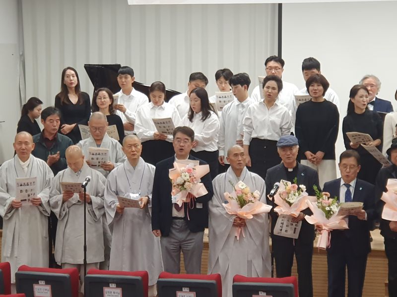 이날 국제종교연합의 국제평화음악제는 모든 출연진이 함께한 '사랑으로'라는 노래로 평화의 대미 피날레를 장식했다. 국제종교연합 제공