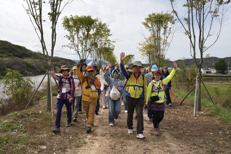 24일 강원 철원군 'DMZ 평화의 길 - 16코스'에서 열린 '2025 DMZ 평화의 길 걷기 로드' *재판매 및 DB 금지