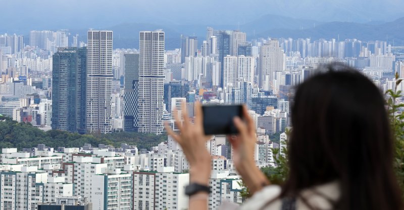 [서울=뉴시스] 홍효식 기자 = 정부의 부동산 대책 발표를 앞둔 14일 서울 중구 남산에서 서울 시내 아파트 모습이 보이고 있다. 2025.10.14. yesphoto@newsis.com