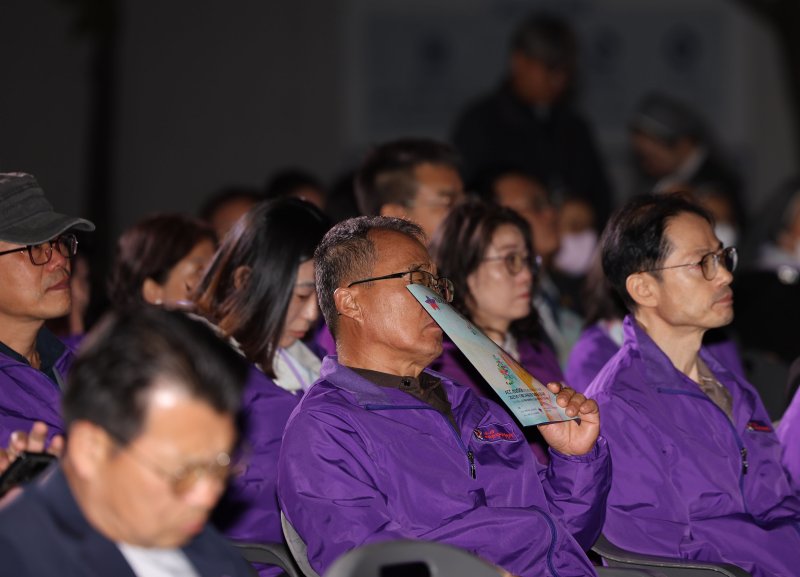 24일 오후 광주 동구 ACC 상상마당에서 열린 10·29 이태원 참사 3주기 광주 시민추모대회에서 유가족들이 눈물을 흘리고 있다. 2025.10.24/뉴스1 ⓒ News1 박지현 기자