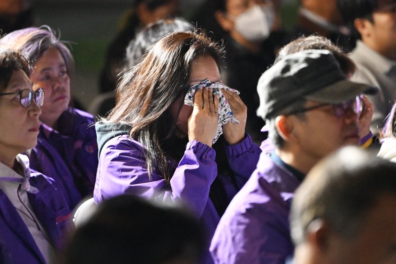 [광주=뉴시스] 이영주 기자 = 10·29 이태원 참사 3주기를 5일 앞둔 24일 오후 광주 동구 5·18민주광장 회화나무숲 일원에서 열린 10·29 이태원 참사 3주기 광주시민추모대회 도중 한 유가족이 눈물을 흘리고 있다. 2025.10.24. leeyj2578@newsis.com