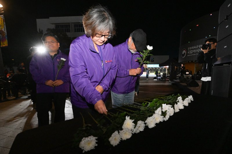 [광주=뉴시스] 이영주 기자 = 10·29 이태원 참사 3주기를 5일 앞둔 24일 오후 광주 동구 5·18민주광장 회화나무숲 일원에서 열린 10·29 이태원 참사 3주기 광주시민추모대회 도중 유가족들이 헌화하고 있다. 2025.10.24. leeyj2578@newsis.com