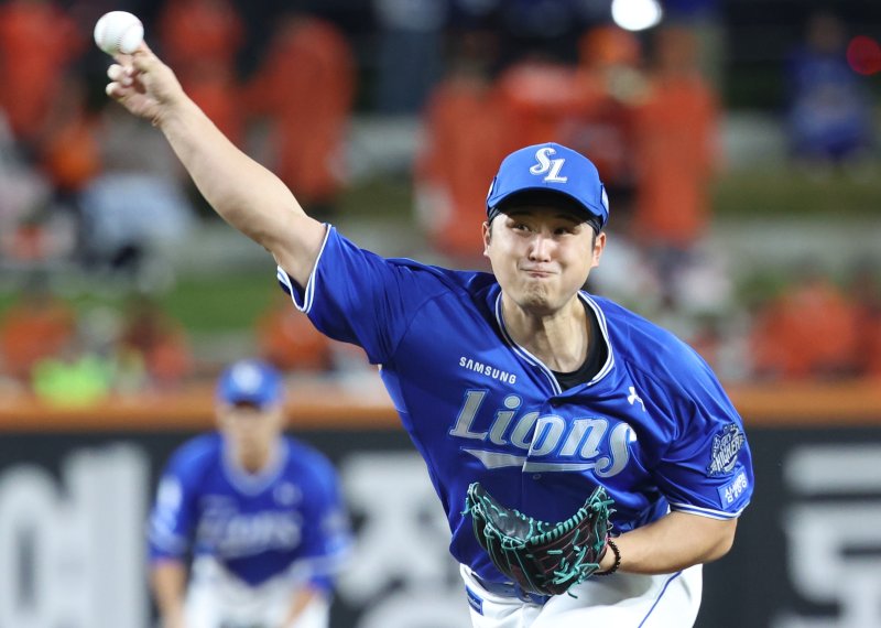 [대전=뉴시스] 황준선 기자 = 24일 대전 중구 한화생명볼파크에서 열린 2025 KBO 포스트시즌 플레이오프 5차전 삼성 라이온즈와 한화 이글스의 경기, 1회 말 삼성 선발투수 최원태가 투구하고 있다. 2025.10.24. hwang@newsis.com