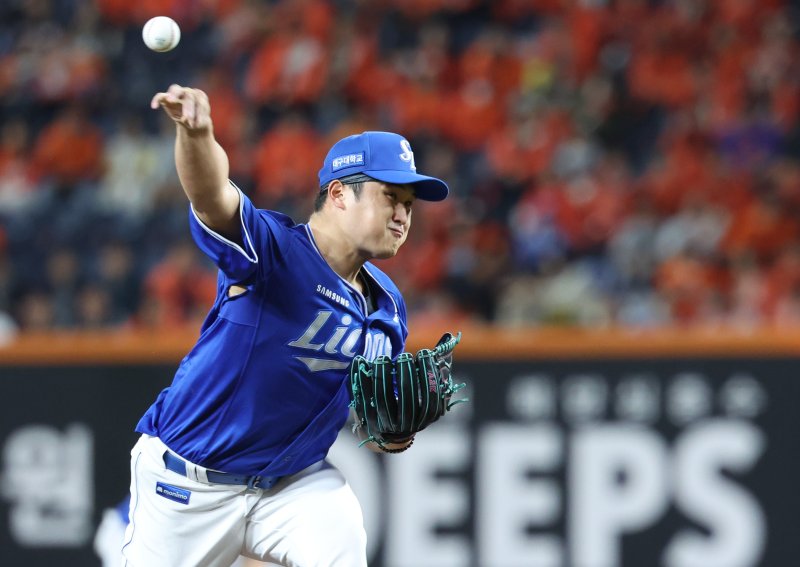 [대전=뉴시스] 황준선 기자 = 24일 대전 중구 한화생명볼파크에서 열린 2025 KBO 포스트시즌 플레이오프 5차전 삼성 라이온즈와 한화 이글스의 경기, 1회 말 삼성 선발투수 최원태가 투구하고 있다. 2025.10.24. hwang@newsis.com