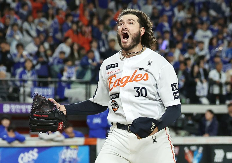 24일 오후 대전 한화생명볼파크에서 열린 프로야구 2025 신한 SOL뱅크 KBO 플레이오프 5차전 삼성 라이온즈와 한화 이글스의 경기, 한화 선발 폰세가 5회초 2사 삼성 디아즈를 삼진으로 잡으며 이닝을 실점 없이 마친 뒤 포효하고 있다. 2025.10.24/뉴스1 ⓒ News1 김진환 기자