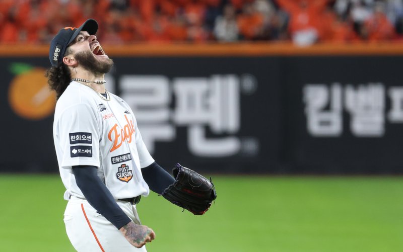 24일 대전 한화생명볼파크 열린 프로야구 2025 신한 SOL뱅크 KBO 플레이오프 5차전 삼성 라이온즈와 한화 이글스의 경기에서 한화 폰세가 5회초 디아즈를 삼진 잡으며 포효하고 있다. 2025.10.24/뉴스1 ⓒ News1 김기남 기자