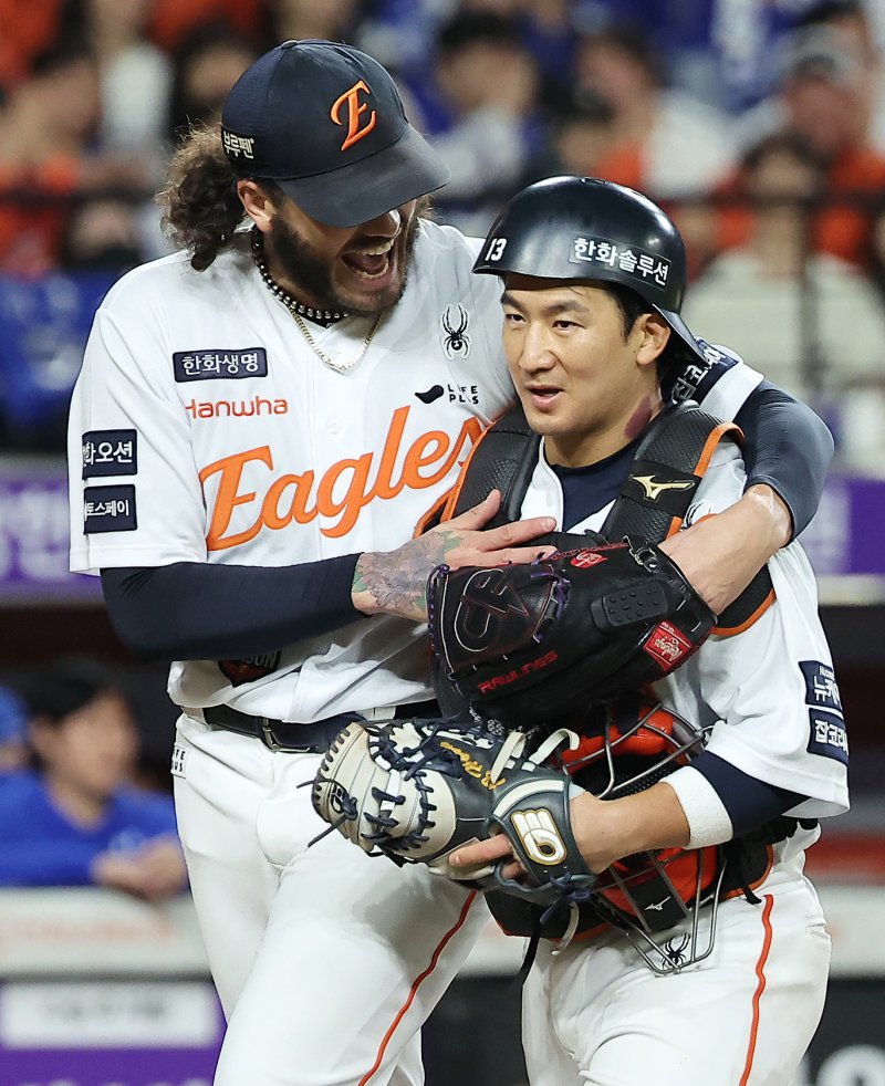 24일 오후 대전 한화생명볼파크에서 열린 프로야구 2025 신한 SOL뱅크 KBO 플레이오프 5차전 삼성 라이온즈와 한화 이글스의 경기, 한화 선발 폰세가 3회초 2사 1,2루 상황에서 실점 없이 이닝을 마친 뒤 포수 최재훈과 기쁨을 나누고 있다. 2025.10.24/뉴스1 ⓒ News1 김진환 기자