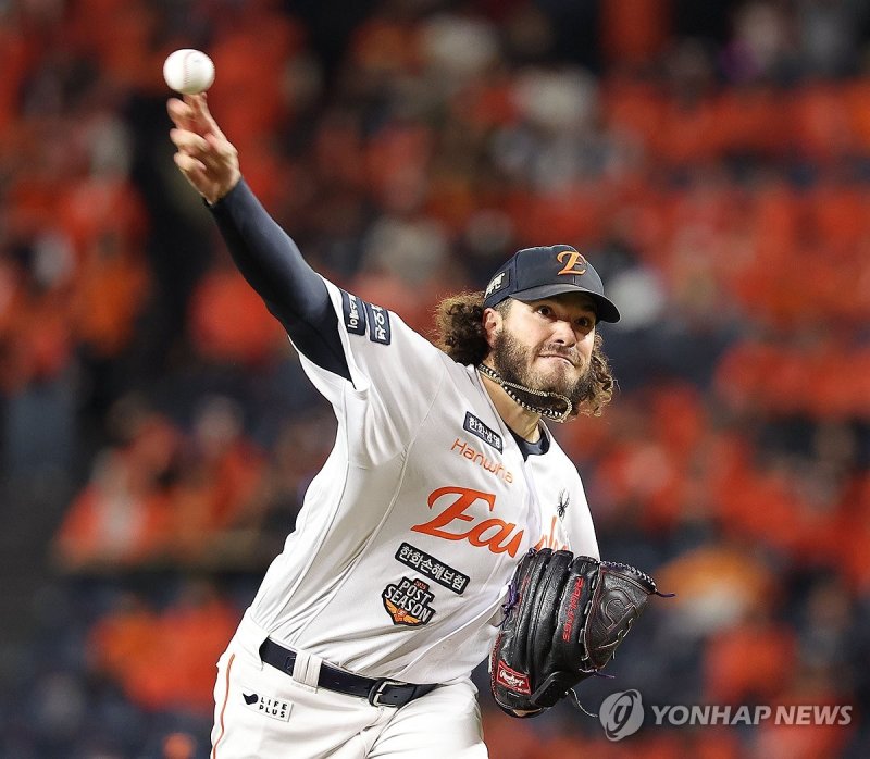 플레이오프 5차전 역투하는 폰세 (출처=연합뉴스)