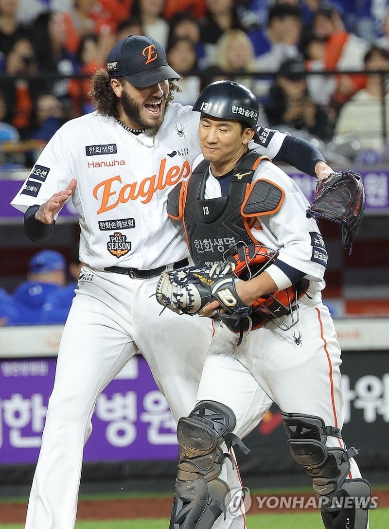 최재훈과 포옹하는 폰세 (출처=연합뉴스)