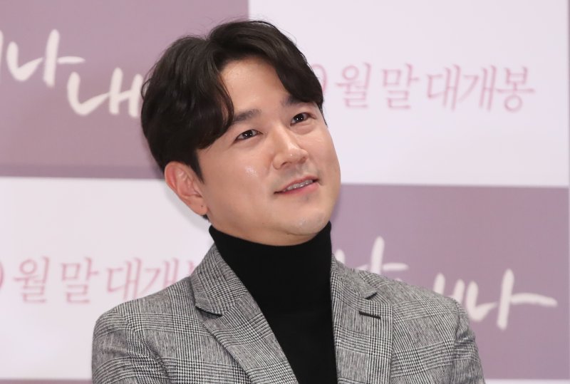 【서울=뉴시스】조수정 기자 = 배우 태인호가 17일 오후 서울 종로구 신문로 씨네큐브 광화문에서 열린 영화 '니나 내나' 언론시사회에서 질문을 듣고 있다. 영화 '니나 내나'는 10월 말 개봉한다. 2019.10.17. chocrystal@newsis.com