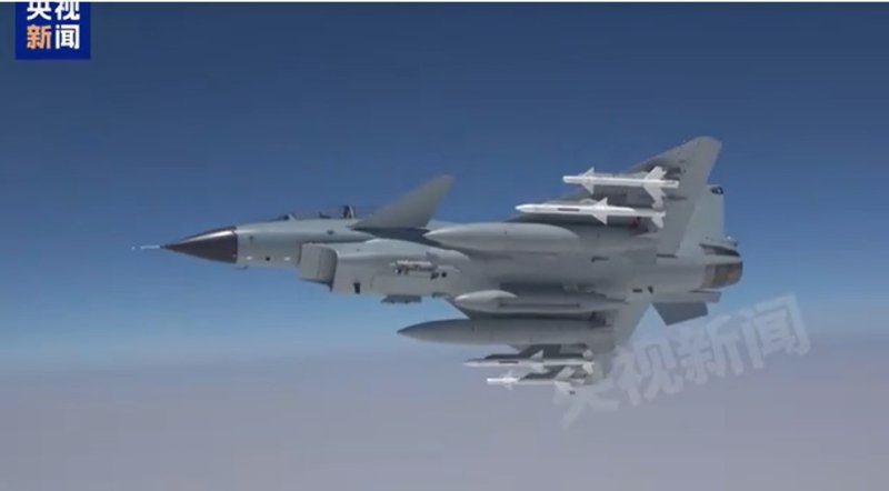 [서울=뉴시스]지난 4월2일 중국중앙(CC) TV가 보도한 영상으로 중국군 전투기가 대만해협 상공으로 추정되는 공역에서 비행하는 모습. 중국은 24일 대만에 대한 영유권 주장의 일환으로 대만광복기념일이라는 새 공휴일을 제정한다고 밝혔다. <사진출처: CCTV 앱 캡쳐> 2025.10.24.
