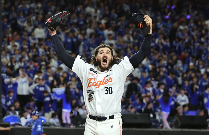 24일 오후 대전 한화생명볼파크에서 열린 프로야구 2025 신한 SOL뱅크 KBO 플레이오프 5차전 삼성 라이온즈와 한화 이글스의 경기, 한화 선발 폰세가 5회초 2사 삼성 디아즈를 삼진으로 잡으며 이닝을 실점 없이 마친 뒤 포효하고 있다. 2025.10.24/뉴스1 ⓒ News1 김진환 기자