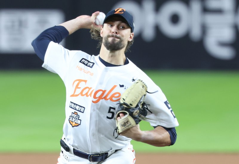 [대전=뉴시스] 황준선 기자 = 24일 대전 중구 한화생명볼파크에서 열린 2025 KBO 포스트시즌 플레이오프 5차전 삼성 라이온즈와 한화 이글스의 경기, 6회 초 한화 두 번째 투수 와이스가 투구하고 있다. 2025.10.24. hwang@newsis.com