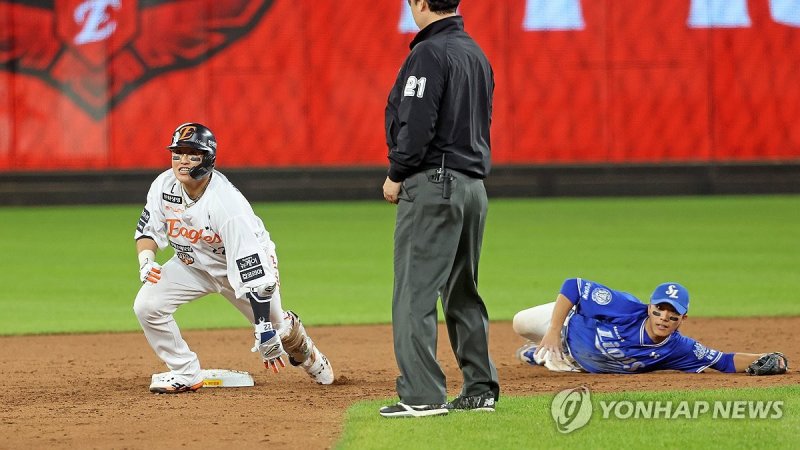 2루타 치고 3루까지 (출처=연합뉴스)