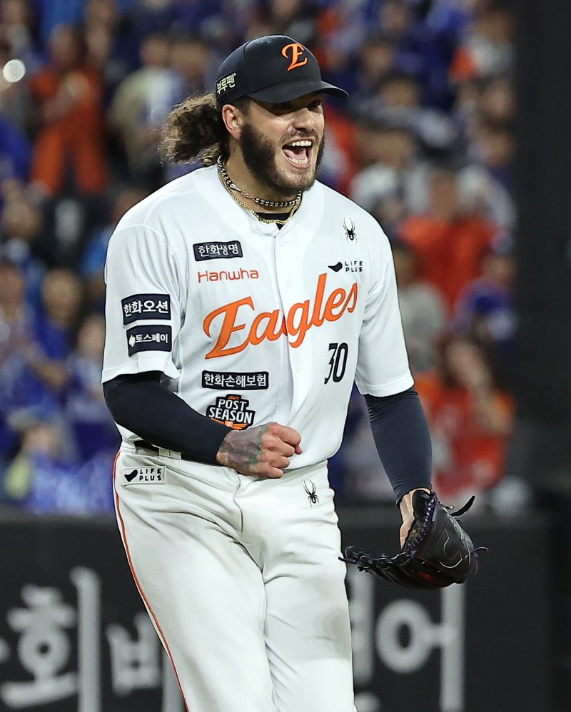 24일 오후 대전 한화생명볼파크에서 열린 프로야구 2025 신한 SOL뱅크 KBO 플레이오프 5차전 삼성 라이온즈와 한화 이글스의 경기, 한화 선발 폰세가 5회초 이닝을 실점 없이 마친 뒤 포효하고 있다. 이날 폰세는 5이닝 5피안타 9탈삼진 1실점(비자책)을 기록했다. 2025.10.24/뉴스1 ⓒ News1 김진환 기자