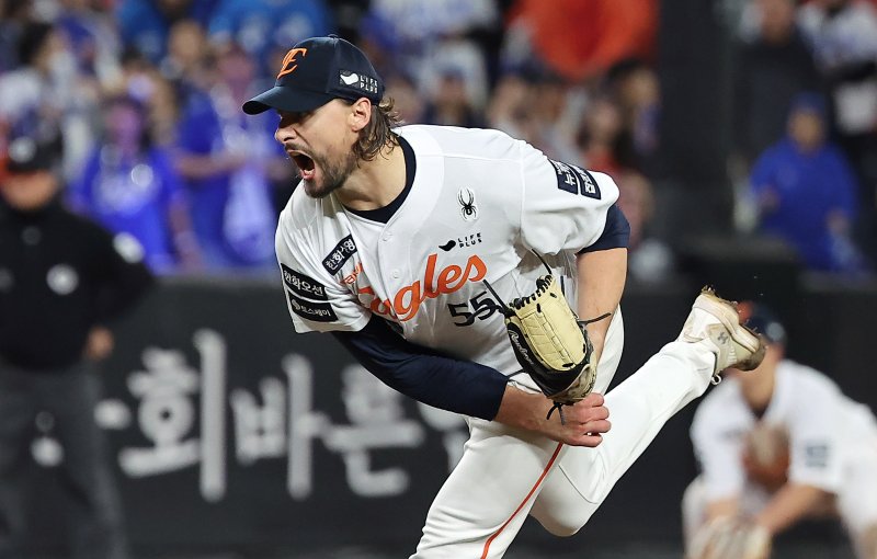 24일 오후 대전 한화생명볼파크에서 열린 프로야구 2025 신한 SOL뱅크 KBO 플레이오프 5차전 삼성 라이온즈와 한화 이글스의 경기, 한화 와이스가 8회초 등판해 힘차게 공을 던지고 있다. 2025.10.24/뉴스1 ⓒ News1 김진환 기자