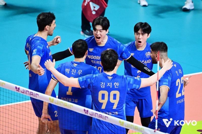 득점 후 기뻐하는 우리카드 선수들 (출처=연합뉴스)