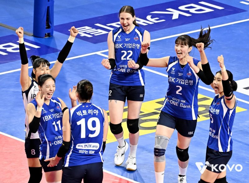 득점 후 기뻐하는 IBK기업은행 선수들 (출처=연합뉴스)