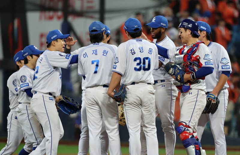 [대구=뉴시스] 이무열 기자 = 22일 대구 수성구 삼성라이온즈파크에서 열린 2025 신한 SOL 뱅크 KBO 포스트시즌 플레이오프 4차전 한화 이글스와 삼성 라이온즈의 경기, 7-4로 승리한 삼성 선수들이 기뻐하고 있다. 2025.10.22. lmy@newsis.com