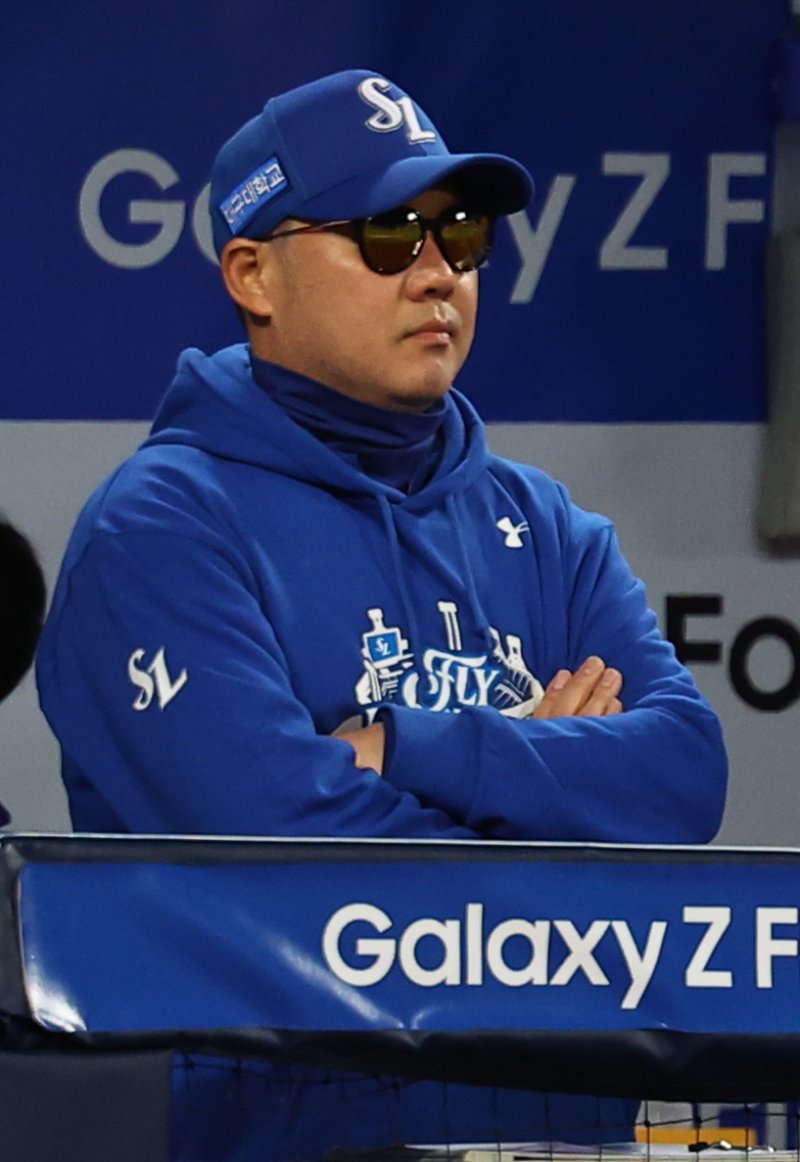 [대구=뉴시스] 최진석 기자 = 22일 대구 수성구 삼성라이온즈파크에서 열린 2025 신한 SOL 뱅크 KBO 포스트시즌 플레이오프 4차전 한화 이글스와 삼성 라이온즈의 경기, 삼성 박진만 감독이 선수들을 바라보고 있다. 2025.10.22. myjs@newsis.com