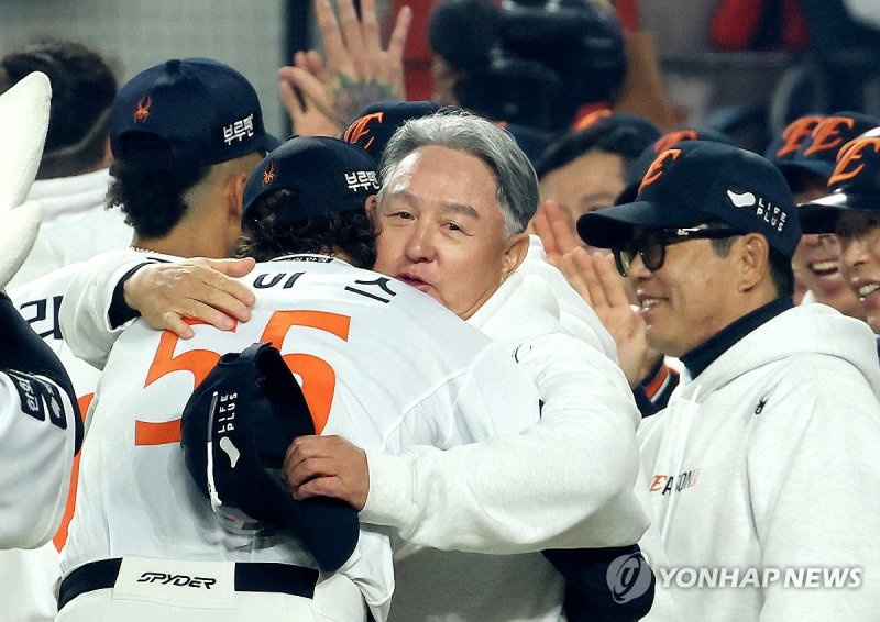 와이스 안아주는 김경문 감독 (출처=연합뉴스)