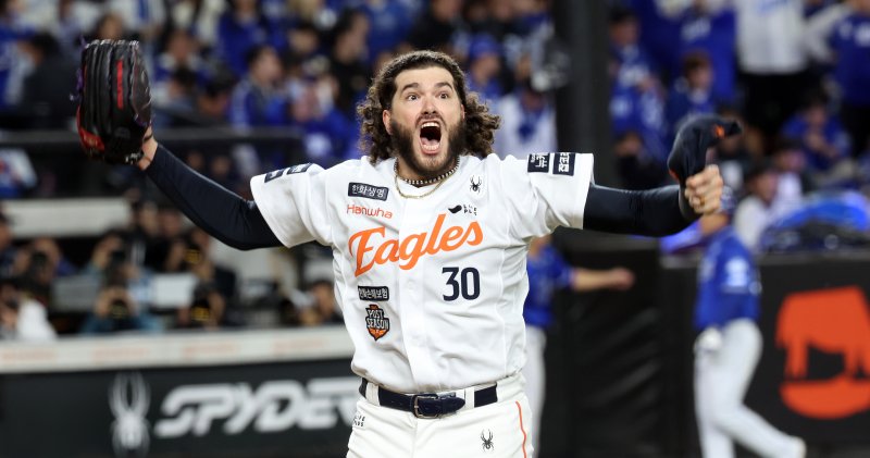 [대전=뉴시스] 강종민 기자 = 24일 대전 중구 한화생명볼파크에서 열린 2025 KBO 포스트시즌 플레이오프 5차전 한화 이글스와 삼성 라이온즈의 경기, 한화 선발 폰세가 5회초 삼성 타선을 잠재운 후 덕아웃으로 향하며 포효하고 있다. 2025.10.24. ppkjm@newsis.com