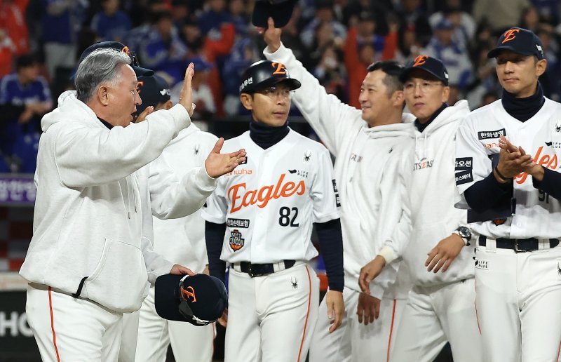 24일 오후 대전 한화생명볼파크에서 열린 프로야구 2025 신한 SOL뱅크 KBO 플레이오프 5차전 삼성 라이온즈와 한화 이글스의 경기, 11대2 대승을 거두며 시리즈 전적 3승 2패로 한국시리즈 진출에 성공한 한화 김경문 감독이 선수들을 향해 손뼉을 치고 있다. 2025.10.24/뉴스1 ⓒ News1 김진환 기자