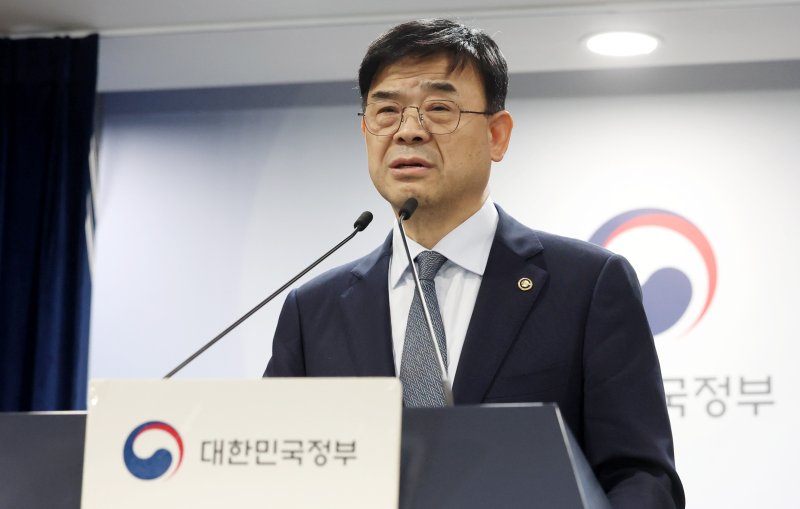 [서울=뉴시스] 추상철 기자 = 이상경 국토교통부 제1차관이 21일 오후 서울 종로구 정부서울청사에서 외국인 토지거래허가구역 지정 관련 브리핑을 하고 있다. 2025.08.21. scchoo@newsis.com