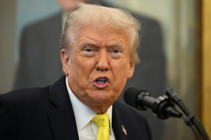 [워싱턴=AP/뉴시스]도널드 트럼프 미국 대통령이 지난 15일(현지 시간) 백악관 집무실에서 발언하고 있다. 2025.10.24.