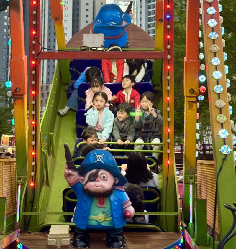 [대구=뉴시스] 정재익 기자 = 24일 대구 북구 고성동 대구iM뱅크파크 일대에서 열린 '제5회 떡볶이 페스티벌'에서 아이들이 미니 바이킹을 즐기고 있다. 2025.10.24. jjikk@newsis.com *재판매 및 DB 금지