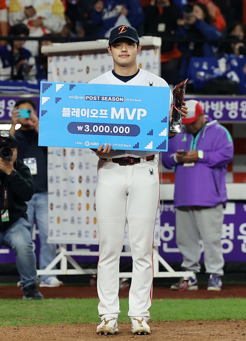 24일 오후 대전 한화생명볼파크에서 열린 프로야구 2025 신한 SOL뱅크 KBO 플레이오프 5차전 삼성 라이온즈와 한화 이글스의 경기, 플레이오프 MVP에 선정된 한화 문동주가 기념 촬영을 하고 있다. 2025.10.24/뉴스1 ⓒ News1 김진환 기자