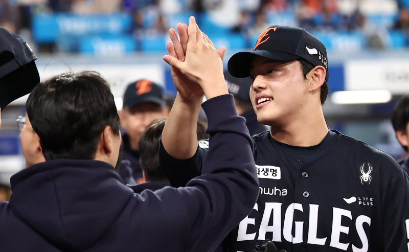 21일 대구삼성라이온즈파크에서 열린 2025 신한 SOL뱅크 KBO 포스트시즌 플레이오프 3차전 한화 이글스와 삼성 라이온즈의 경기에서 5-4로 승리한 한화 문동주가 하이파이브를 하고 있다. 2025.10.21/뉴스1 ⓒ News1 김성진 기자