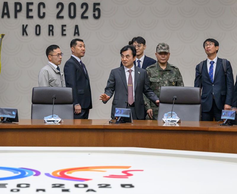 안규백 국방부장관이 24일 경호안전종합상황실이 위치한 경주 화백컨벤션센터를 둘러보고 있다. 국방부 제공