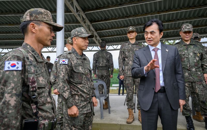 안규백 국방부장관이 24일 경호안전종합상황실에서 임무 현황을 보고 받고, 장병들에게 격려 및 당부의 말을 전하고 있다. 국방부 제공
