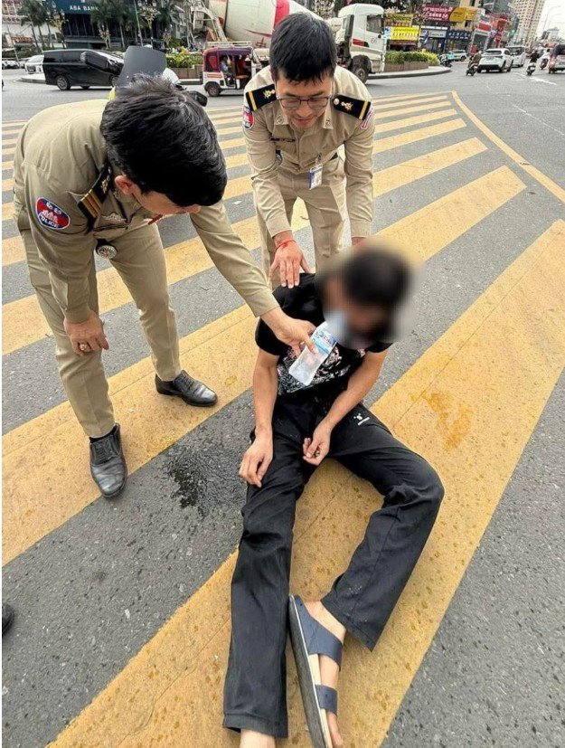 지난 21일 캄보디아 시아누크빌의 골든 라이언스 로터리에서 주민들의 신고로 출동한 현지 경찰이 실종됐던 한국인 40대 남성을 발견했다. (사진=크메르타임스 웹사이트 갈무리) *재판매 및 DB 금지. 2025.10.25.