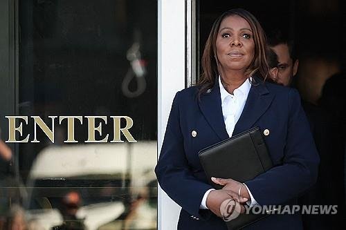 법원 나서는 레티샤 제임스 뉴욕주 법무장관 (출처=연합뉴스)