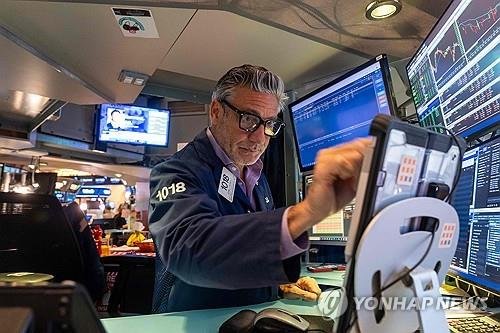 뉴욕증권거래소의 트레이더 (출처=연합뉴스)