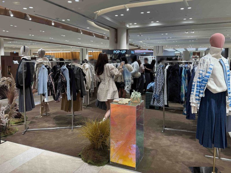 [서울=뉴시스] 신세계백화점은 강남점 5층 뉴스테이지에서 여성 의류 브랜드 '티백(TIBAEG)'의 팝업스토어를 오는 29일까지 운영한다.(사진=신세계백화점 제공) *재판매 및 DB 금지