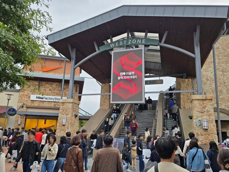 [서울=뉴시스] 신세계사이먼은 오는 26일까지 3일간 여주·파주·부산·시흥 프리미엄 아울렛 전 점에서 연중 최대 규모의 쇼핑 축제 '슈퍼 새터데이(SUPER SATURDAY)'를 개최한다.(사진=신세계사이먼 제공) *재판매 및 DB 금지