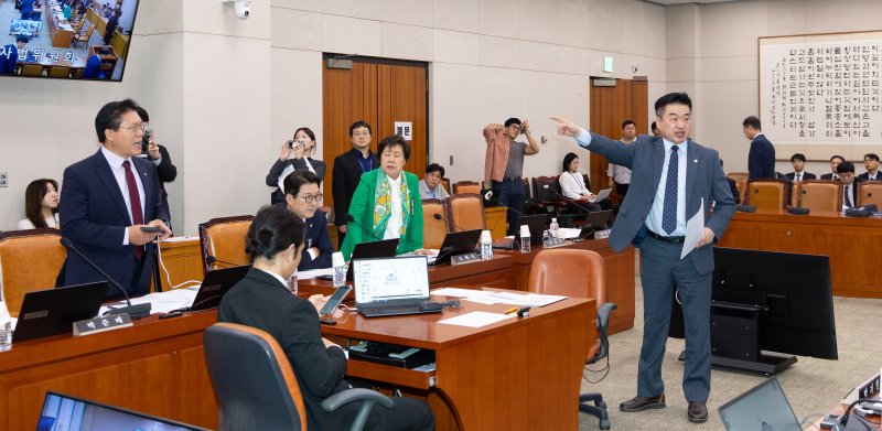 16일 서울 여의도 국회에서 열린 법제사법위원회 감사원 등에 대한 국정감사에서 의사 진행 관련으로 여야 간 설전이 벌어지고 있다. 2025.10.16/뉴스1 ⓒ News1 이승배 기자