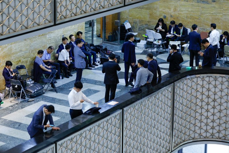 이재명 정부 첫 국정감사가 시작된 13일 서울 여의도 국회에서 상임위원회 별 피감기관 관계자들이 대기하고 있다. 2025.10.13/뉴스1 ⓒ News1 안은나 기자