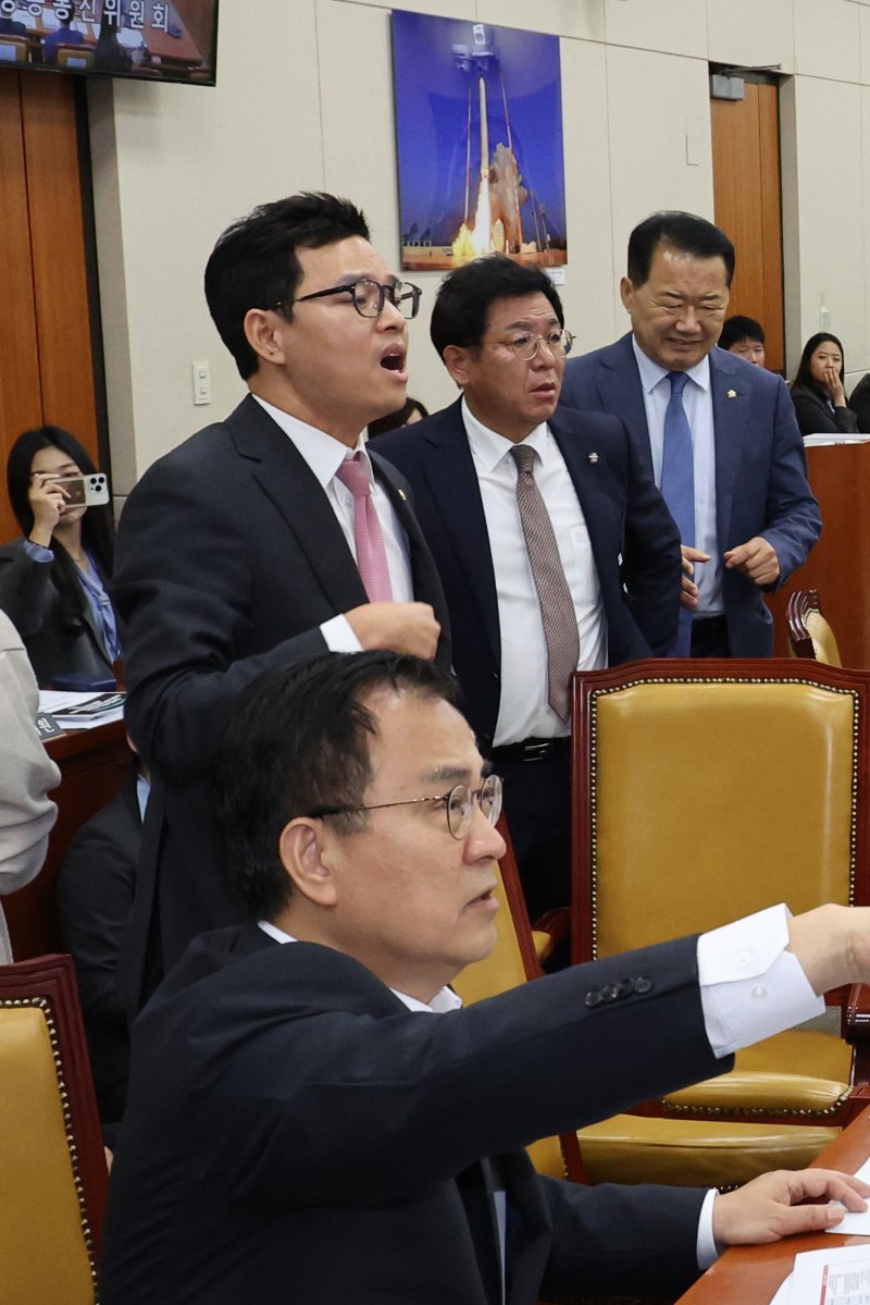 [서울=뉴시스] 김금보 기자 = 박정훈 국민의힘 의원이 14일 서울 여의도 국회에서 열린 과학기술정보방송통신위원회 국정감사에서 김우영 더불어민주당 의원과 언쟁을 하고 있다. 2025.10.14. kgb@newsis.com