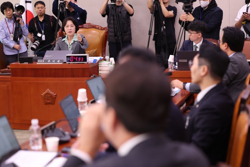 [서울=뉴시스] 김명년 기자 = 20일 오전 서울 여의도 국회 법제사법위원회에서 열린 서울고등법원 등에 대한 국정감사에서 추미애 위원장이 국민의힘 의원들에게 경고하고 있다. 2025.10.20. kmn@newsis.com