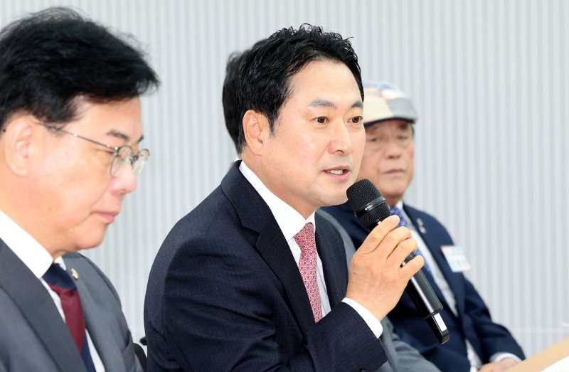 장동혁 국민의힘 당대표가 24일 서울 여의도 국회에서 열린 2025 국민의힘 평생당원 초청간담회에서 인사말을 하고 있다. 2025.10.24/뉴스1 ⓒ News1 이호윤 기자