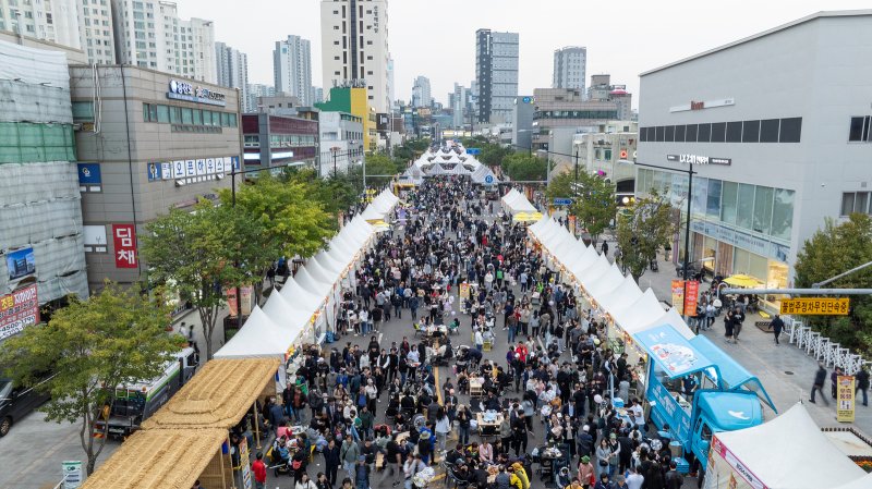 [서울=뉴시스]2024년 '제1회 양천가족 거리축제' 전경.