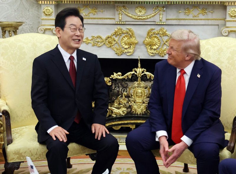 [워싱턴=뉴시스] 고범준 기자 = 이재명 대통령과 도널드 트럼프 미국 대통령이 25일(현지 시간) 미국 워싱턴DC 백악관에서 한미 정상회담을 하고 있다. 2025.08.26. bjko@newsis.com