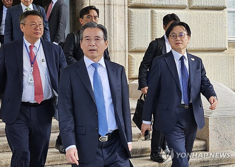 러트닉 만나고 나오는 한국 측 협상단 (출처=연합뉴스)