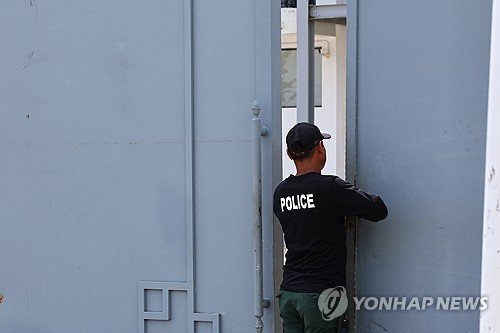 캄보디아 범죄단지 '태자단지' 오가는 현지 경찰 (출처=연합뉴스)