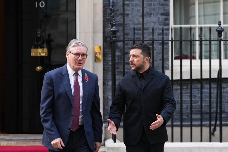 [런던=AP/뉴시스]키어 스타머 영국 총리(왼쪽)과 볼로디미르 젤렌스키 우크라이나 대통령이 24일(현지시각) '의지의 연합' 유럽 지도자 회의에 참석하기 위해 영국 총리 관저를 나서고 있다. 2025.10.25.