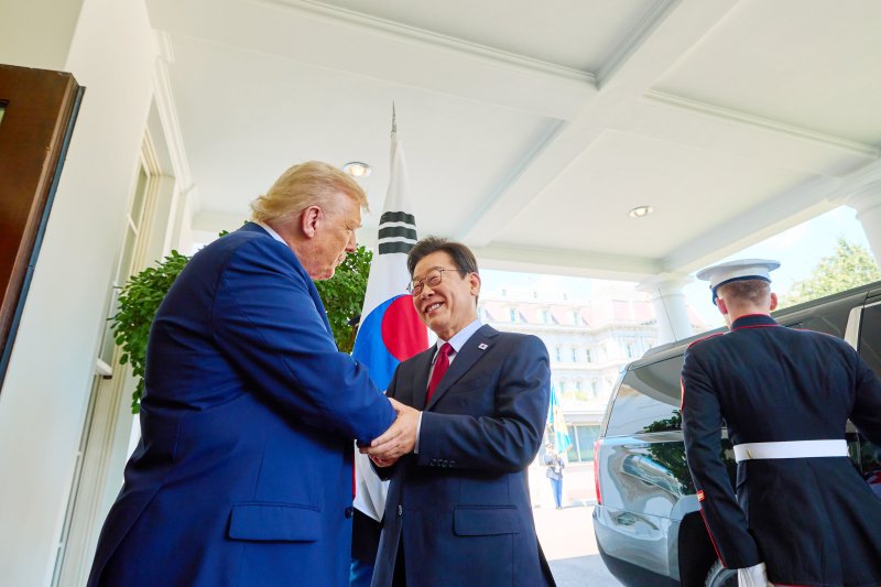 [워싱턴=뉴시스] 고범준 기자 = 이재명 대통령과 도널드 트럼프 미국 대통령이 지난 8월 25일(현지 시간) 미국 워싱턴DC 백악관에서 한미 정상회담에 앞서 인사를 나누고 있다. (공동취재) 2025.10.25. bjko@newsis.com